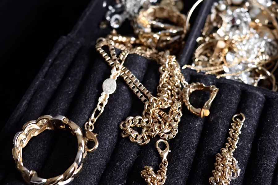 Selling inherited gold jewellery: a calm, practical guide